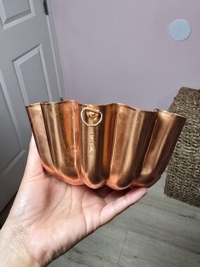 Fluted Copper-Tone Bundt Mold - Elegant Copper Finish